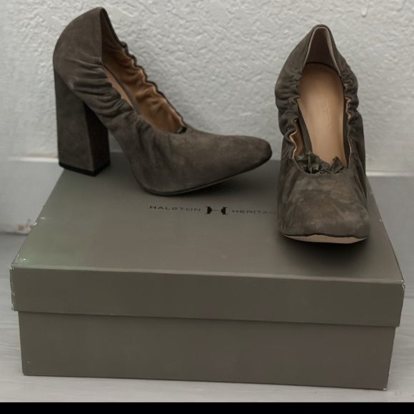 $75 NWT HALSTON Heritage Suede Pumps in Taupe SZ 7.5 - Picture 4 of 11